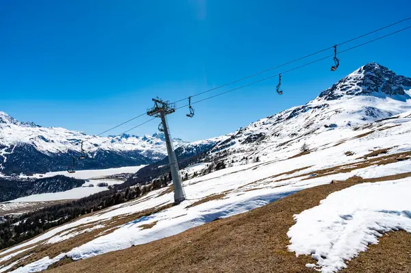 Champfre 'de kayak pistleri ve kayak asansörleriyle Yukarı Lokomotif ve göllerin panoraması.