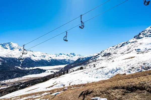 Champfre 'de kayak pistleri ve kayak asansörleriyle Yukarı Lokomotif ve göllerin panoraması.