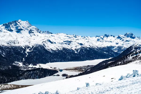 Champfre 'de kayak pistleri ve kayak asansörleriyle Yukarı Lokomotif ve göllerin panoraması.