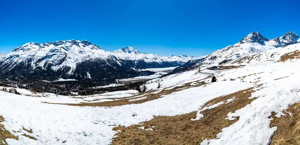 Champfre 'de kayak pistleri ve kayak asansörleriyle Yukarı Lokomotif ve göllerin panoraması.