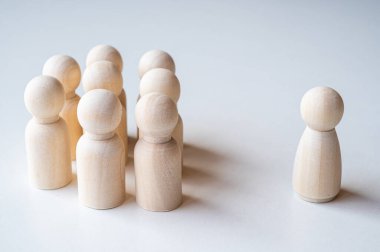 Dışlama ve cinsiyet ayrımcılığı kavramının soyutlanması. Sosyal, iş ve diğer bağlamlarda cinsiyet ayrımcılığı.