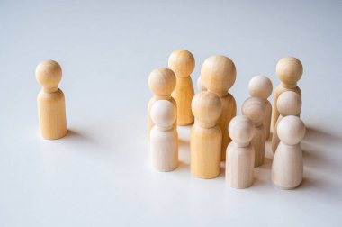 İş yerinde mafya, dışlanma ve psikolojik şiddet kavramı. Bir gruptan izole edilmiş bir insanın tahta piyonlarıyla temsil etmek.