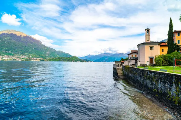 Lezzeno köyü ve Como Gölü panoraması, baharda gün içinde fotoğraflandı..