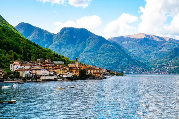 Lezzeno köyü ve Como Gölü panoraması, baharda gün içinde fotoğraflandı..