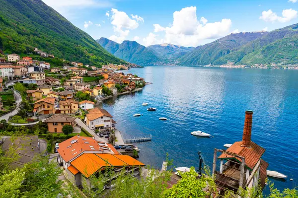 Lezzeno köyü ve Como Gölü panoraması, baharda gün içinde fotoğraflandı..