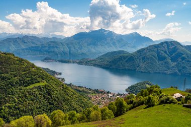 Como Gölü Panoraması, Bellagio 'yu, Lenno köyünü ve yukarıdaki dağları gösteriyor..