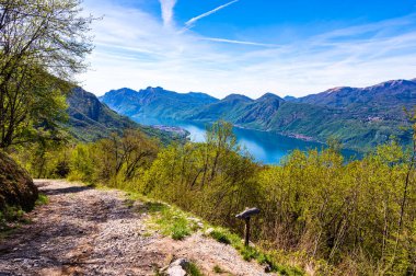 Como Gölü Panoraması, Bellagio, Balbianello, Lecco ve Como kıyılarını ve yukarıdaki dağları göstererek Ortanella 'dan çekilmiş..