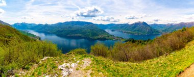 Como Gölü Panoraması, Bellagio, Balbianello, Lecco ve Como kıyılarını ve yukarıdaki dağları göstererek Ortanella 'dan çekilmiş..