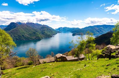 Como Gölü Panoraması, Monti di Treccione 'de çekilmiş, dağları, Bellagio' yu ve Lecco şubesini gösteriyor..