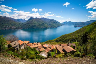 Como Gölü Panoraması, San Siro 'nun bir köyü olan Carcente' de çekilmiş. Bellagio 'yu, Lecco şubesini ve dağları gösteriyor..