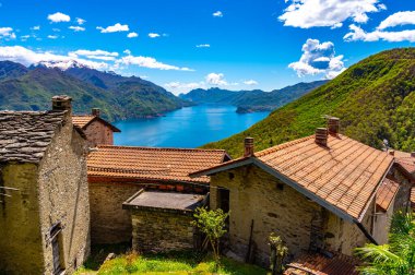 Como Gölü Panoraması, San Siro 'nun bir köyü olan Carcente' de çekilmiş. Bellagio 'yu, Lecco şubesini ve dağları gösteriyor..