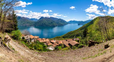 Como Gölü Panoraması, San Siro 'nun bir köyü olan Carcente' de çekilmiş. Bellagio 'yu, Lecco şubesini ve dağları gösteriyor..