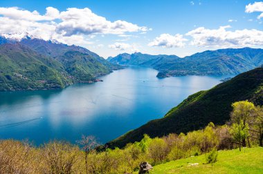 Como Gölü Panoraması, Monti di Treccione 'de çekilmiş, dağları, Bellagio' yu ve Lecco şubesini gösteriyor..