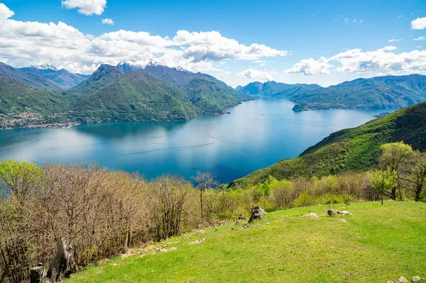 Como Gölü Panoraması, Monti di Treccione 'de çekilmiş, dağları, Bellagio' yu ve Lecco şubesini gösteriyor..
