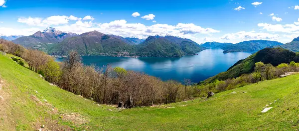 Como Gölü Panoraması, Monti di Treccione 'de çekilmiş, dağları, Bellagio' yu ve Lecco şubesini gösteriyor..