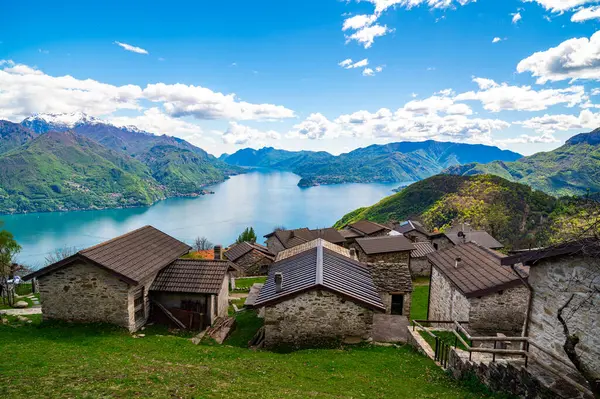 Como Gölü Panoraması, Monti di Treccione 'de çekilmiş, dağları, Bellagio' yu ve Lecco şubesini gösteriyor..