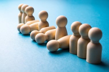 Kavramsal temsil, ahşap piyonlar, kurumsal işten çıkarmalar. İşten çıkarmalar, personel kesintileri ve toplu işten çıkarmalar..