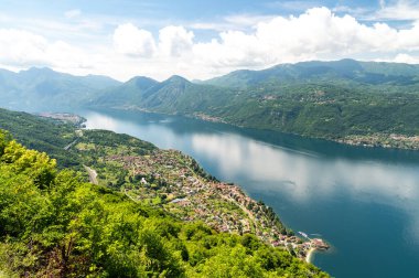 Como Gölü 'nden Panorama, Esino Lario' daki Alpe Mezzedo 'da, Bellagio, Balbianello, Lecco ve Como sahillerini ve yukarıdaki dağları gösterirken fotoğraflandı..