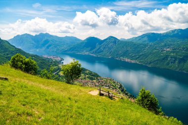 Como Gölü 'nden Panorama, Esino Lario' daki Alpe Mezzedo 'da, Bellagio, Balbianello, Lecco ve Como sahillerini ve yukarıdaki dağları gösterirken fotoğraflandı..