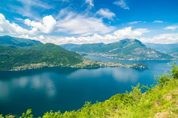 Como Gölü 'nden Panorama, Esino Lario' daki Alpe Mezzedo 'da, Bellagio, Balbianello, Lecco ve Como sahillerini ve yukarıdaki dağları gösterirken fotoğraflandı..