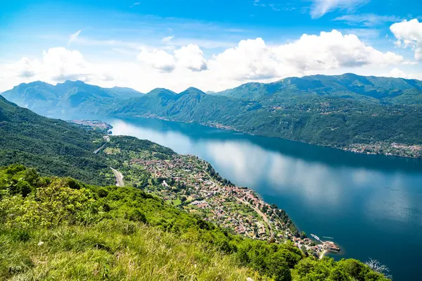 Como Gölü 'nden Panorama, Esino Lario' daki Alpe Mezzedo 'da, Bellagio, Balbianello, Lecco ve Como sahillerini ve yukarıdaki dağları gösterirken fotoğraflandı..