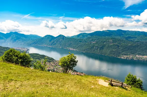 Como Gölü 'nden Panorama, Esino Lario' daki Alpe Mezzedo 'da, Bellagio, Balbianello, Lecco ve Como sahillerini ve yukarıdaki dağları gösterirken fotoğraflandı..