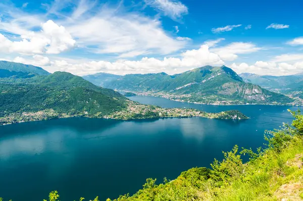 Como Gölü 'nden Panorama, Esino Lario' daki Alpe Mezzedo 'da, Bellagio, Balbianello, Lecco ve Como sahillerini ve yukarıdaki dağları gösterirken fotoğraflandı..