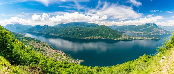 Como Gölü 'nden Panorama, Esino Lario' daki Alpe Mezzedo 'da, Bellagio, Balbianello, Lecco ve Como sahillerini ve yukarıdaki dağları gösterirken fotoğraflandı..