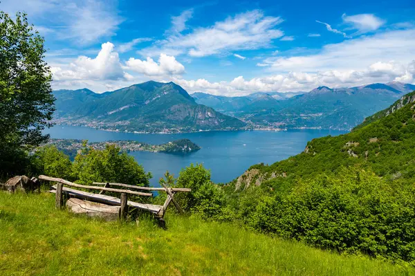 Como Gölü 'nden Panorama, Esino Lario' daki Alpe Mezzedo 'da, Bellagio, Balbianello, Lecco ve Como sahillerini ve yukarıdaki dağları gösterirken fotoğraflandı..