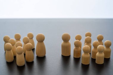 Ahşap piyonlarla cinsiyet farklılığı ve mücadelenin kavramsal temsili. Erkekler kadınlara karşı, eşitlik ve cinsiyet eşitliği.