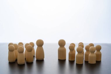 Ahşap piyonlarla cinsiyet farklılığı ve mücadelenin kavramsal temsili. Erkekler kadınlara karşı, eşitlik ve cinsiyet eşitliği.