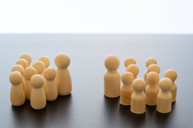 Ahşap piyonlarla cinsiyet farklılığı ve mücadelenin kavramsal temsili. Erkekler kadınlara karşı, eşitlik ve cinsiyet eşitliği.