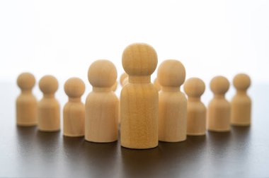 Kavramsal temsil, tahta piyonlar, tek başına komuta eden bir adam ve onu takip eden takipçiler. Hiyerarşi, komuta ve takım kavramları, üstün ve astlar..