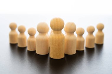 Kavramsal temsil, tahta piyonlar, tek başına komuta eden bir adam ve onu takip eden takipçiler. Hiyerarşi, komuta ve takım kavramları, üstün ve astlar..