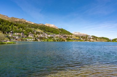 Baharda St. Moritz köyü ve gölü. Motor, İsviçre.