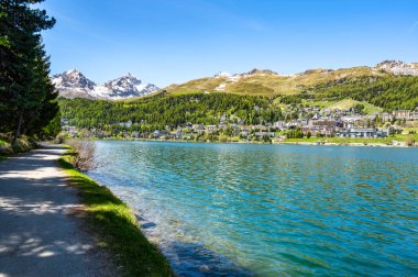 Baharda St. Moritz köyü ve gölü. Motor, İsviçre.