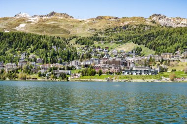 Baharda St. Moritz köyü ve gölü. Motor, İsviçre.