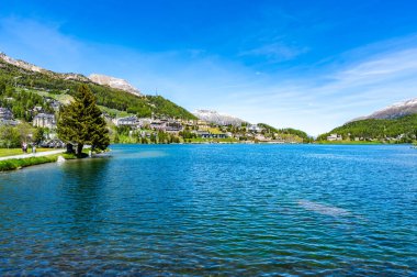 Baharda St. Moritz köyü ve gölü. Motor, İsviçre.