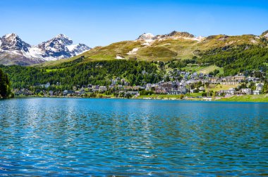 Baharda St. Moritz köyü ve gölü. Motor, İsviçre.