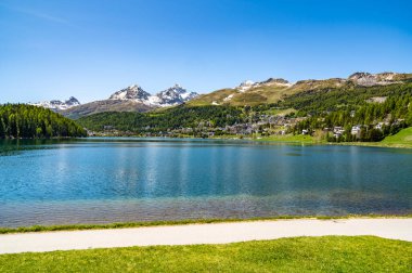 Baharda St. Moritz köyü ve gölü. Motor, İsviçre.