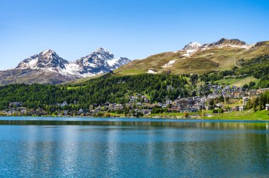 Baharda St. Moritz köyü ve gölü. Motor, İsviçre.