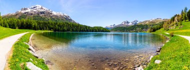 Baharda St. Moritz köyü ve gölü. Motor, İsviçre.