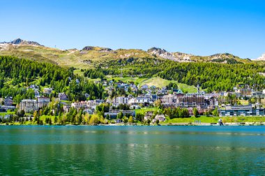 Baharda St. Moritz köyü ve gölü. Motor, İsviçre.