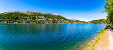 Baharda St. Moritz köyü ve gölü. Motor, İsviçre.