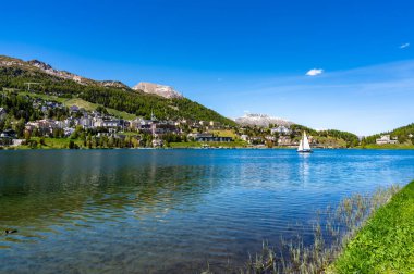 Baharda St. Moritz köyü ve gölü. Motor, İsviçre.