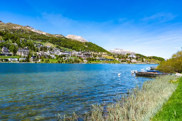 Baharda St. Moritz köyü ve gölü. Motor, İsviçre.