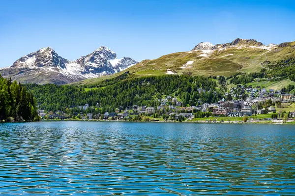 Baharda St. Moritz köyü ve gölü. Motor, İsviçre.