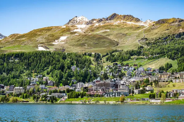 Baharda St. Moritz köyü ve gölü. Motor, İsviçre.