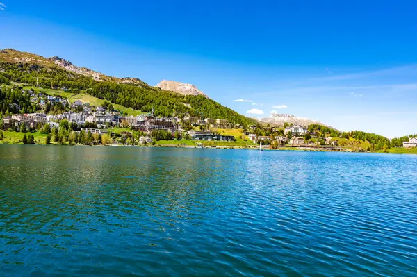 Baharda St. Moritz köyü ve gölü. Motor, İsviçre.