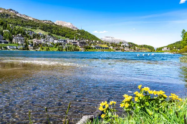 Baharda St. Moritz köyü ve gölü. Motor, İsviçre.